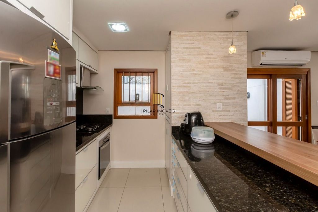 Casa de 2 dormitórios à venda no Bairro na Lomba do Pinheiro - Porto Alegre