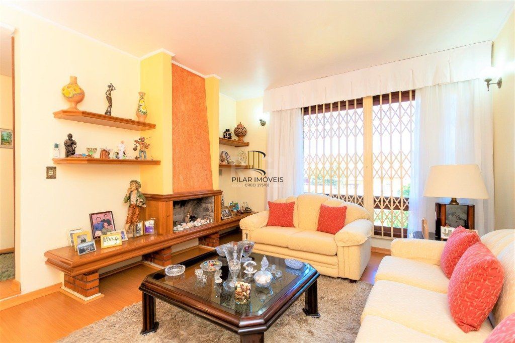 Casa para Venda - 228m², 4 dormitórios, sendo 1 suites, 5 vagas - Teresópolis