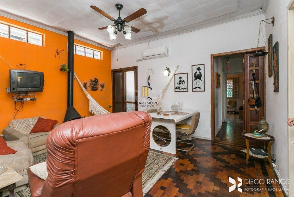 Casa para Venda - 198m², 3 dormitórios, sendo 1 suites, 4 vagas - Petrópolis