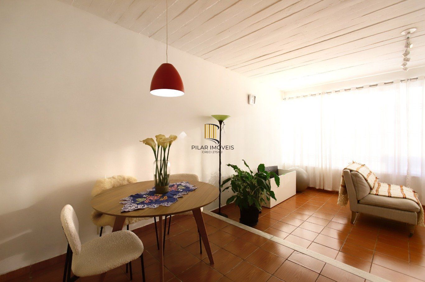 Casa com Edícula nos fundos, total de 5 dormitórios no Bairro gloria.