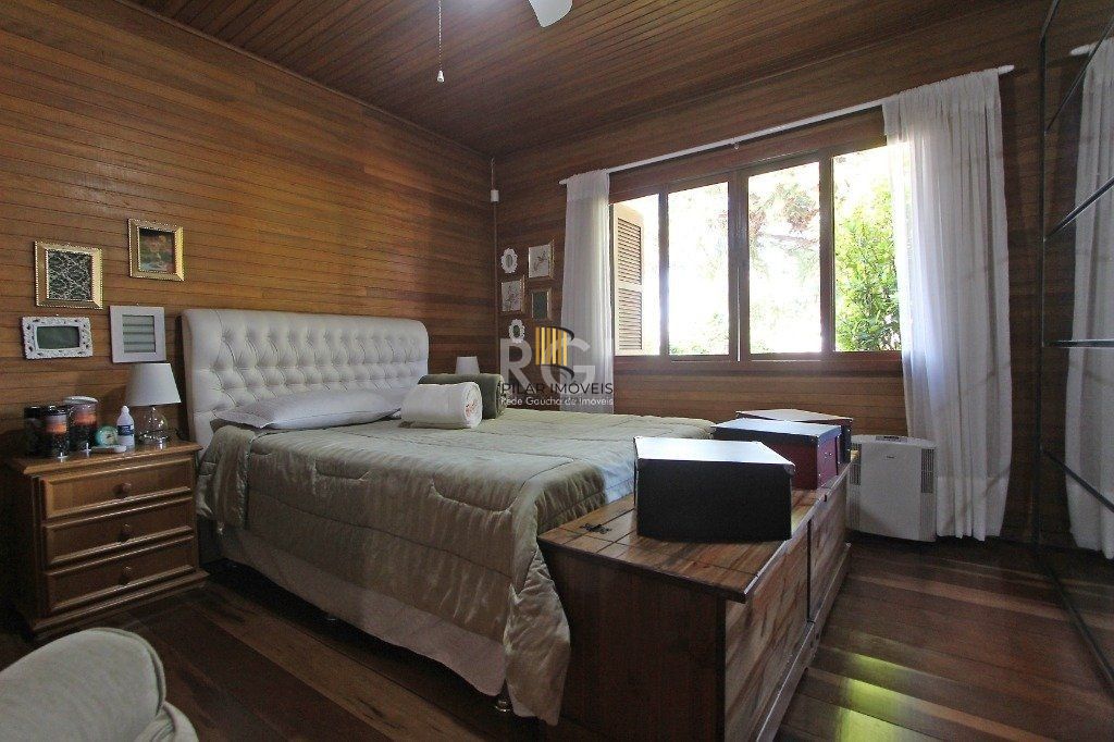 Casa para Venda - 205m², 2 dormitórios, sendo 1 suites, 4 vagas - Cristal