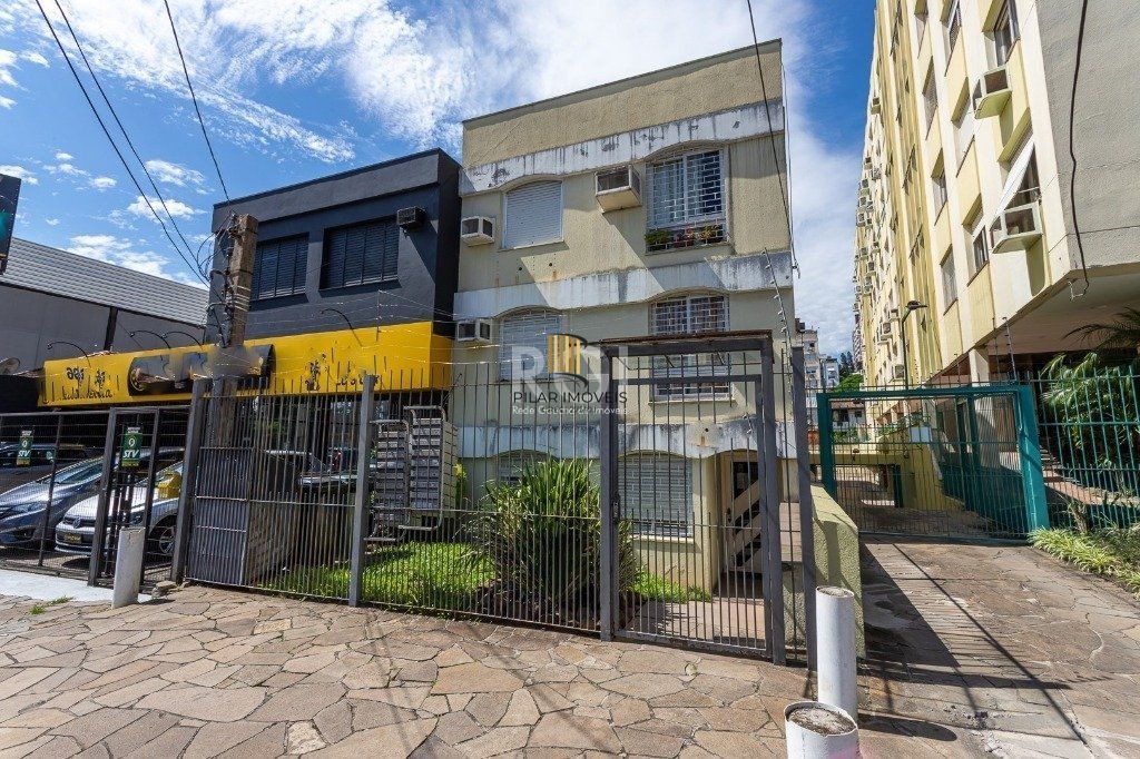 Apartamento térreo - 1 suíte, pátio e lavabo no bairro Petrópolis