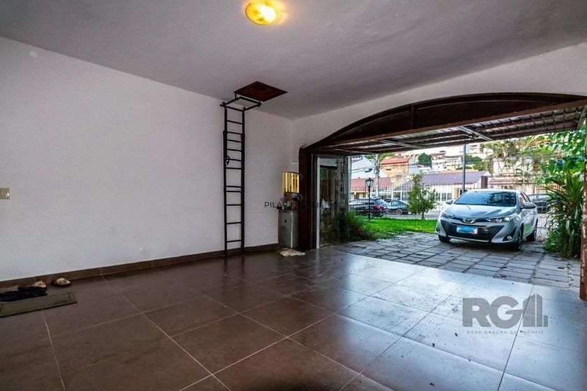 Casa 303m² - 4 dormitórios, 2 vagas no bairro Santo Antônio