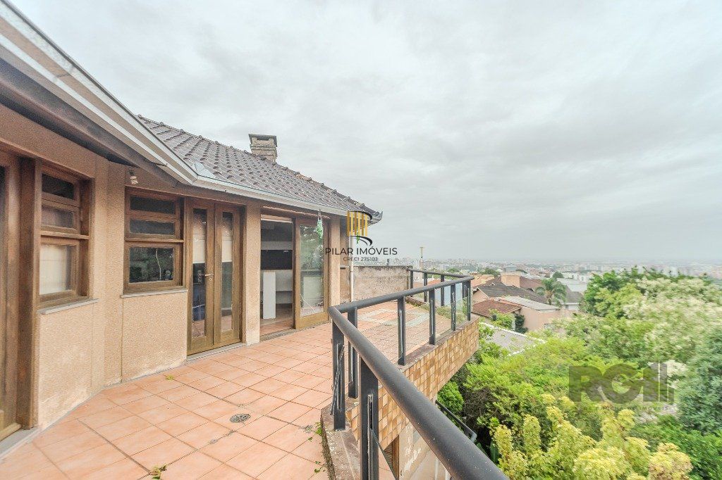 Casa 400m² - 5 dormitórios, 4 vagas no bairro Vila Jardim