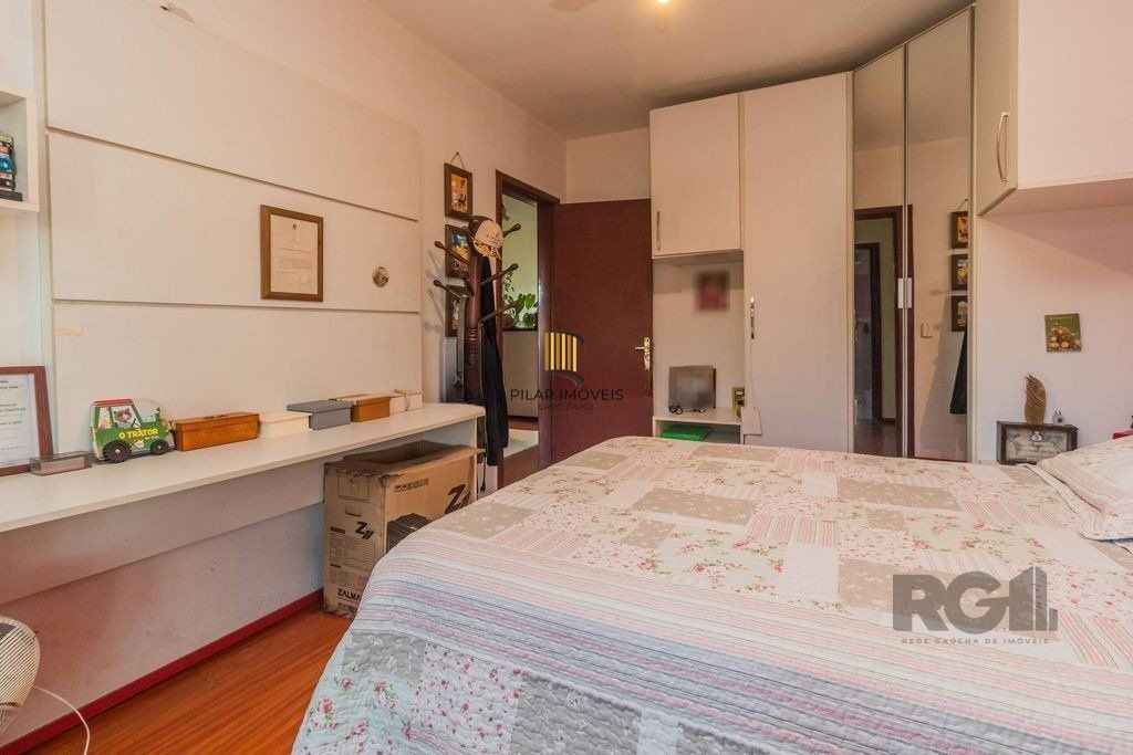Sobrado de 215m² - 4 dormitórios, 5 vagas no bairro Passo das Pedras