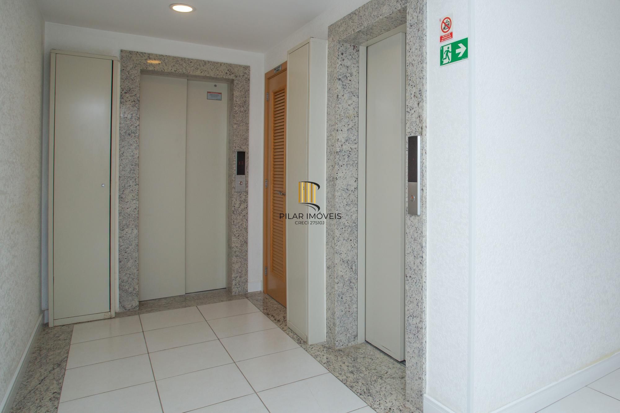 Apartamento de 02 dormitorios, suite, vaga garagem com vista livre no bairro Menino Deus-Porto Alegre.