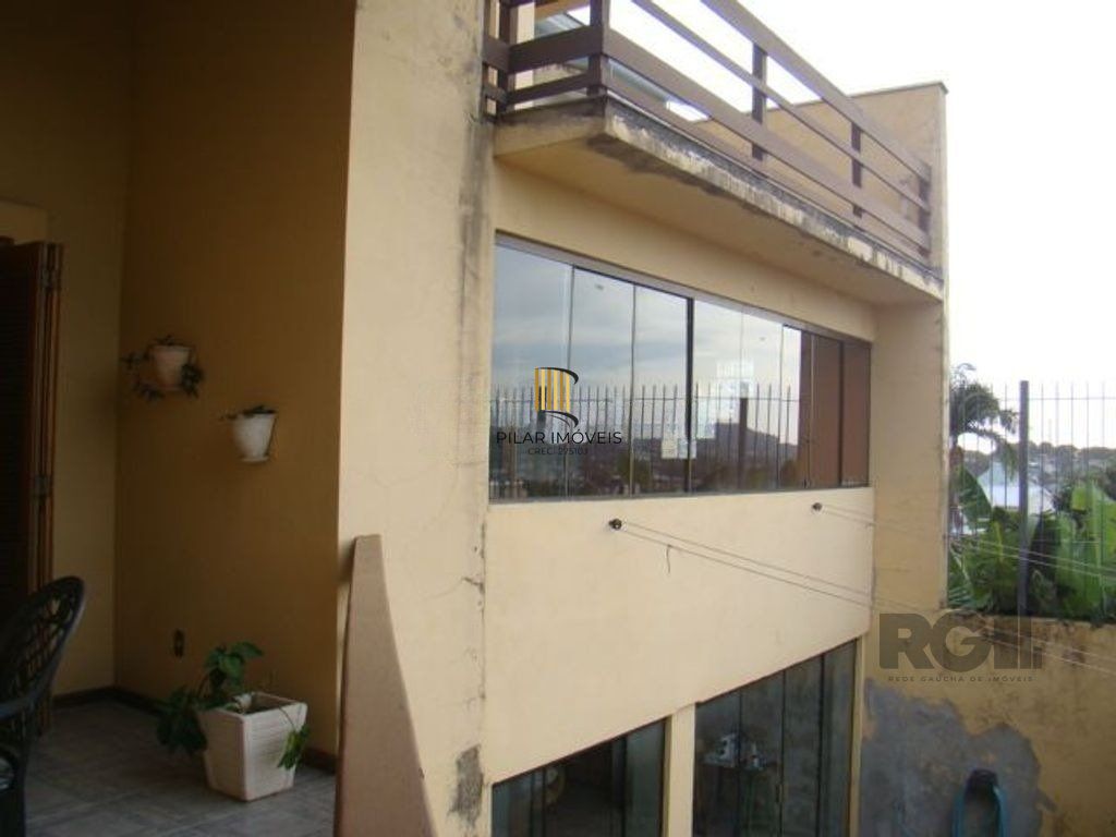 Casa de 370m² - 4 dormitórios, 2 suítes e 4 vagas de garagem no bairro Espírito Santo