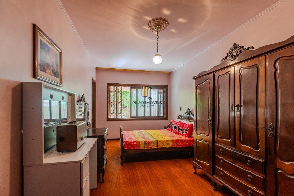Prédio de 328m² - 4 dormitórios, 2 vagas no bairro Chácara das Pedras