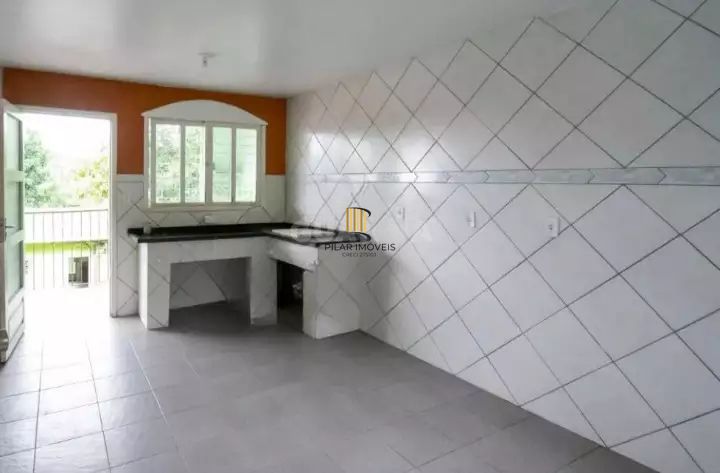 VENDE – AMPLA CASA RESIDENCIAL COM PISCINA E 5 VAGAS