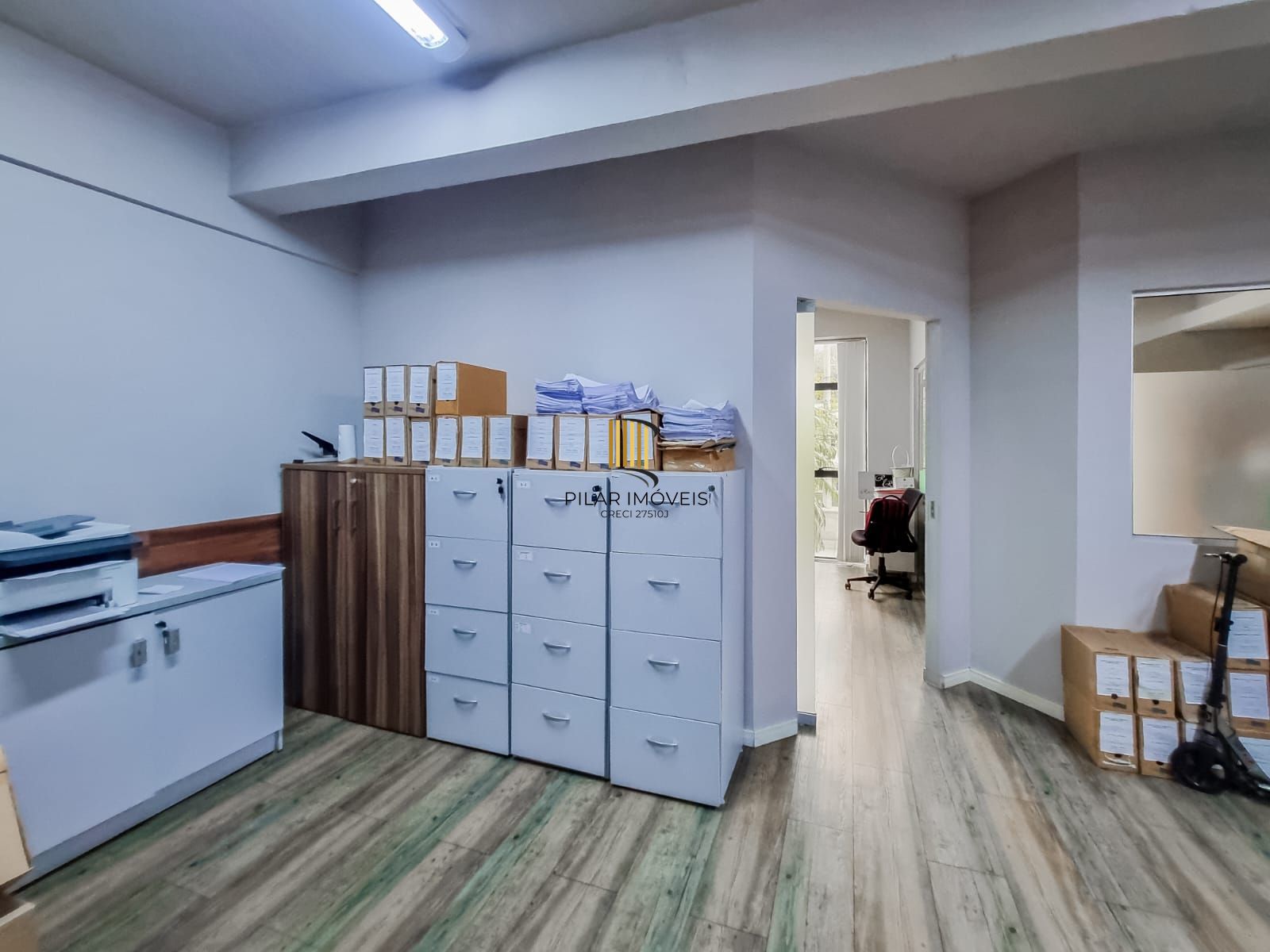 Sala locada com vaga no Menino Deus, a 200 m do Praia de Belas