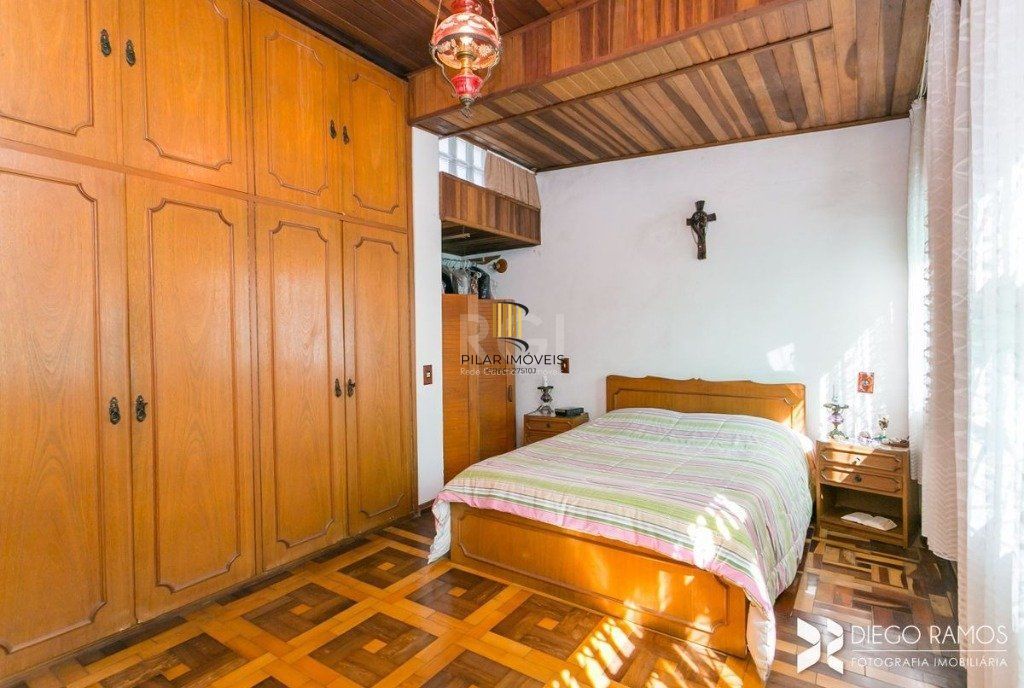 Casa para Venda - 198m², 3 dormitórios, sendo 1 suites, 4 vagas - Petrópolis