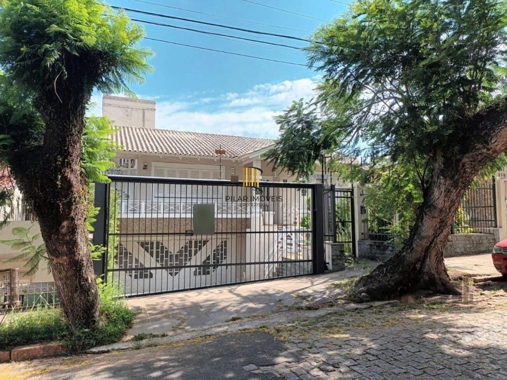 Excelente casa de 324m² com 4 dormitórios e 2 vagas.