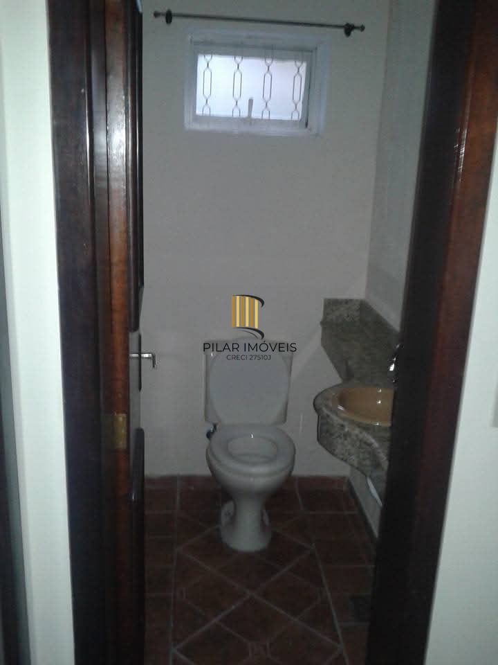 Casa de 3 dormitórios com piscina no bairro Teresópolis.