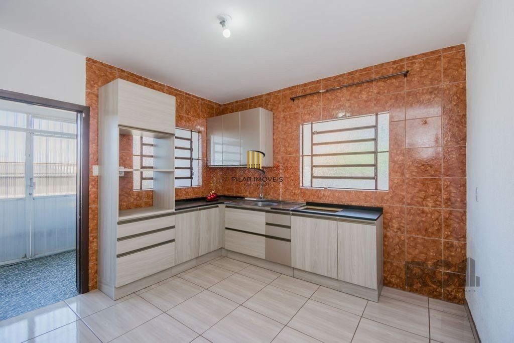 Casa de 159m² - 2 dormitórios, 3 vagas no bairro Rubem Berta