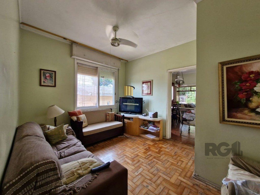 Casa com 243m2 de área privativa, com amplo pátio de 11 x 44, próxima a Av. Teresópolis