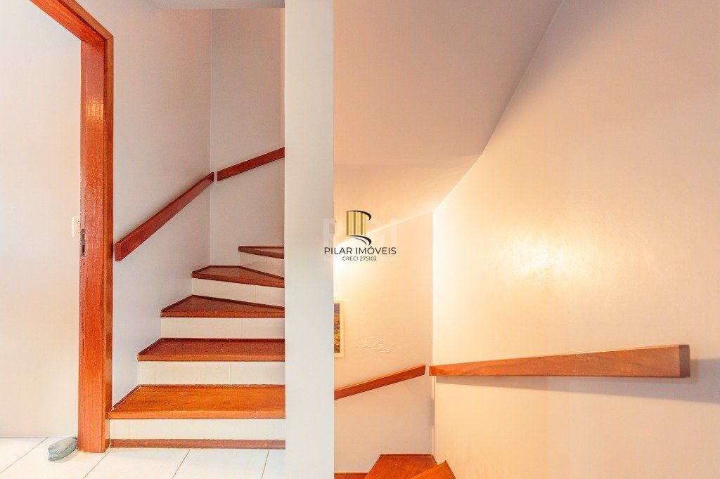 Casa 160m² - 3 dormitórios, 1 suíte, churrasqueira, terraço e 2 vagas de garagem no Guarujá