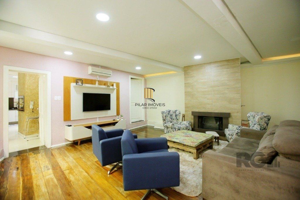 Excelente casa de 235m² com 4 dormitórios e 3 vagas no bairro Azenha.