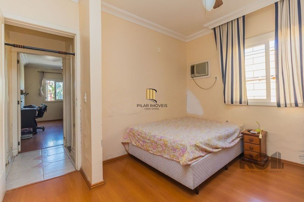 Casa 224m² - 3 dormitórios, 4 vagas no bairro Parque Santa Fé