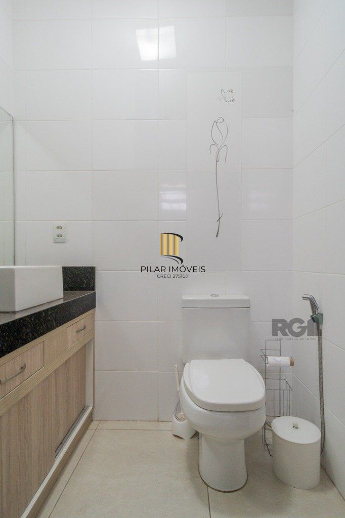Casa de 214m² com 4 dormitórios, 1 suíte, piscina e 2 vagas no bairro Teresópolis