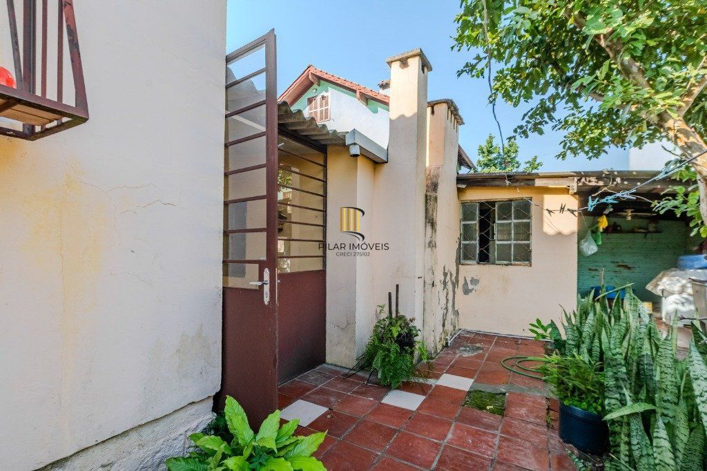 Casa de 2 dormitórios, no bairro  Hípica