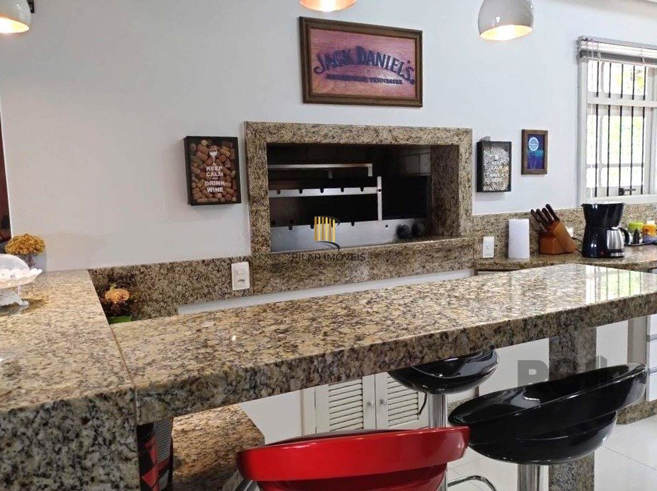 Casa de 307m² - 3 dormitórios, piscina, 4 vagas no bairro Espírito Santo