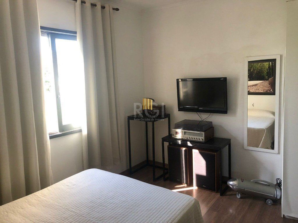 Casa para Venda - 260m², 3 dormitórios, sendo 2 suites, 2 vagas - Nonoai