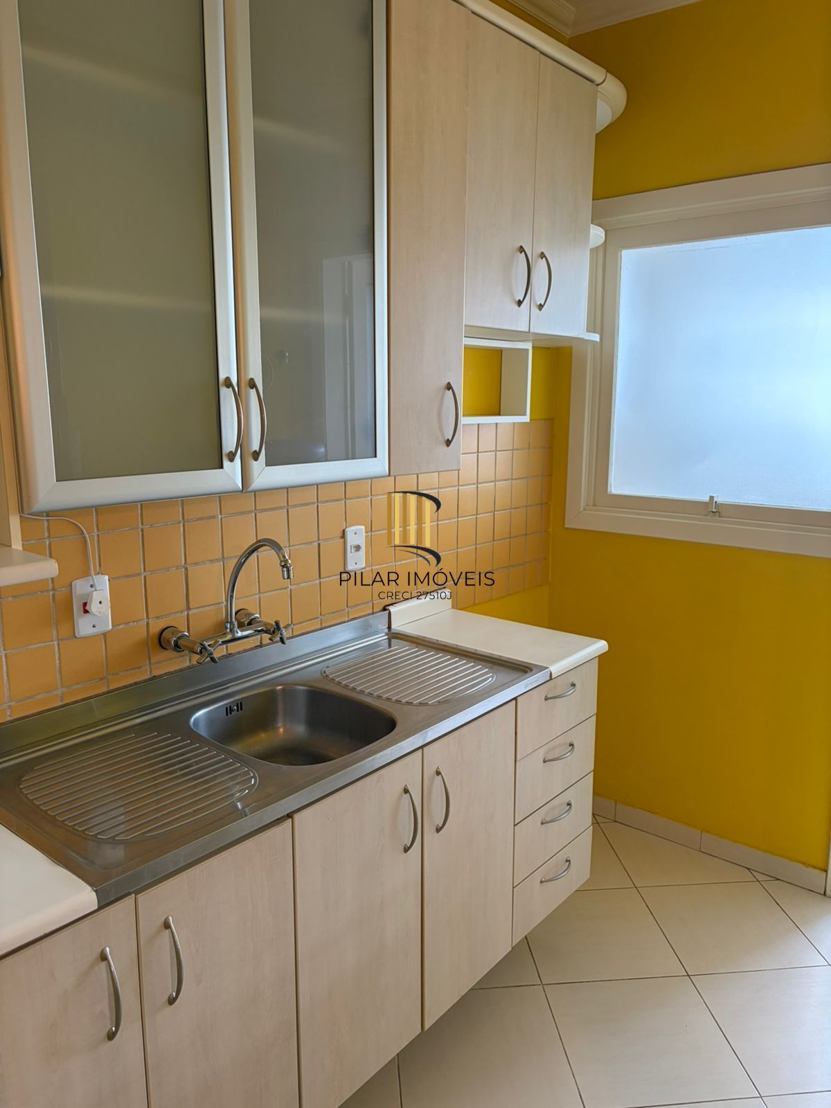 Apartamento 2 dormitórios, 1 vaga coberta no Bairro Teresópolis.