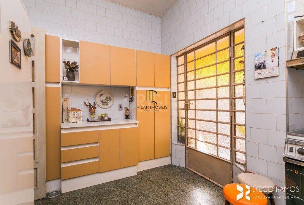 Casa para Venda - 198m², 3 dormitórios, sendo 1 suites, 4 vagas - Petrópolis