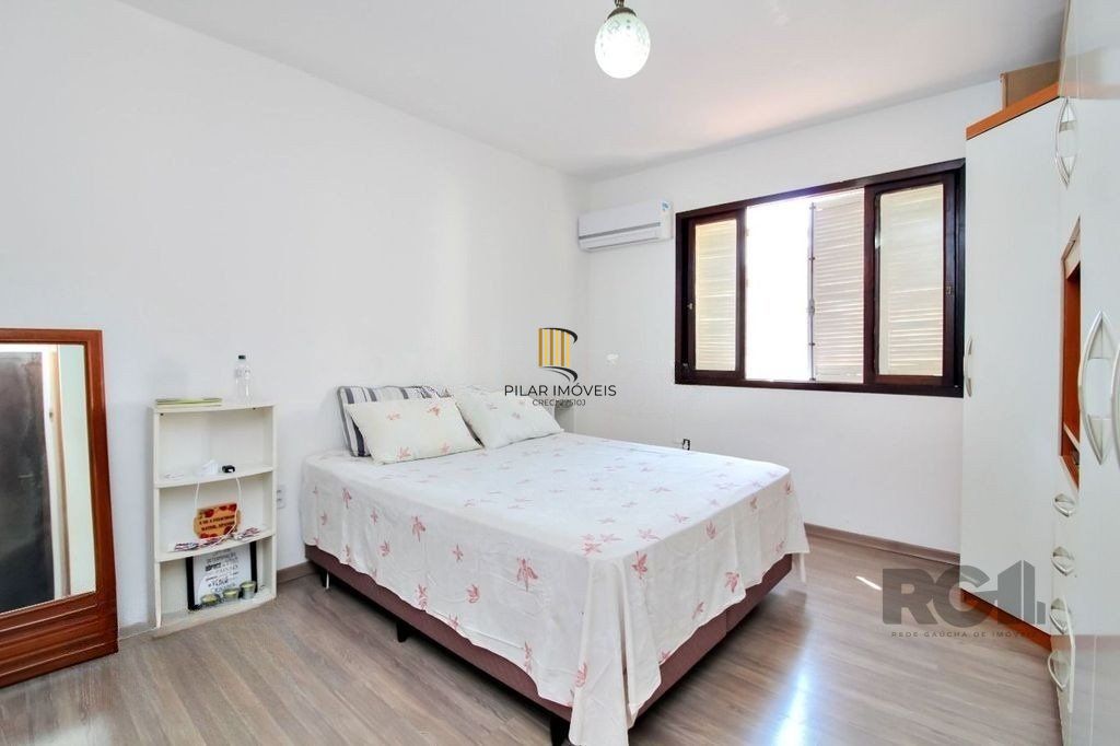 Casa 4 dormitórios, 2 vagas, em rua tranquila próxima a rua Oscar Pereira
