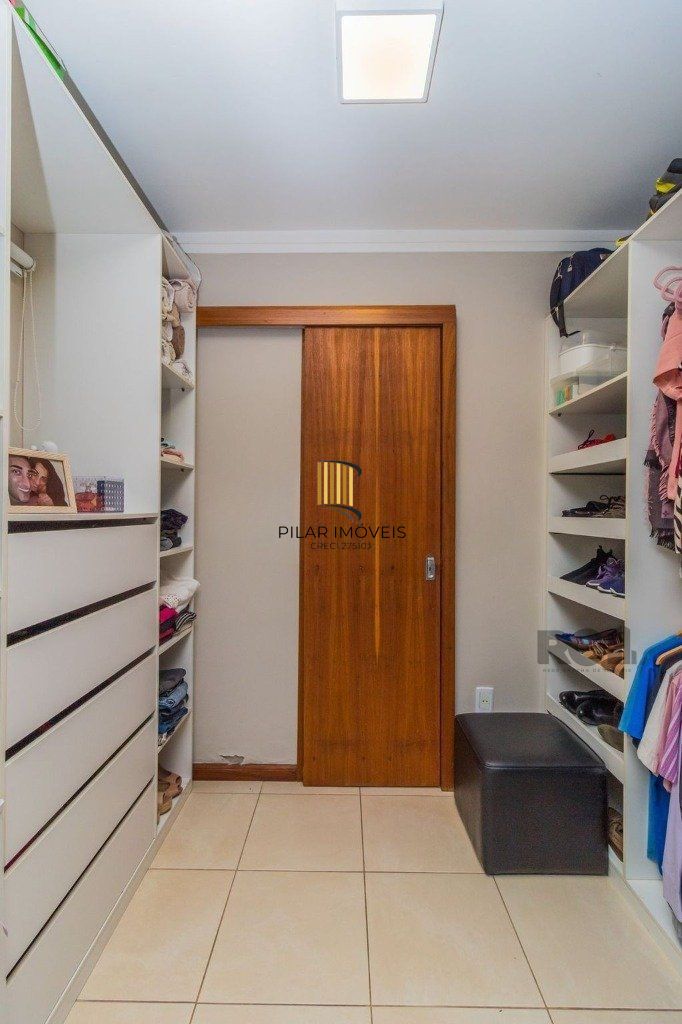 Casa 3 dormitórios a uma quadra da avenida Teresópolis e cinco minutos do Bourbon Shopping Teresópolis