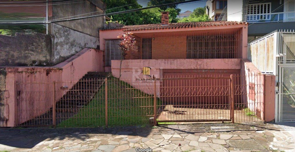 Casa com 03 dormitórios, churrasqueira, pátio com piscina e 5 vagas de garagem no bairro Menino Deus - Pilar Imóveis