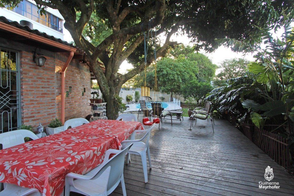 Casa para Venda - 500m², 5 dormitórios, sendo 2 suites, 5 vagas - Menino Deus
