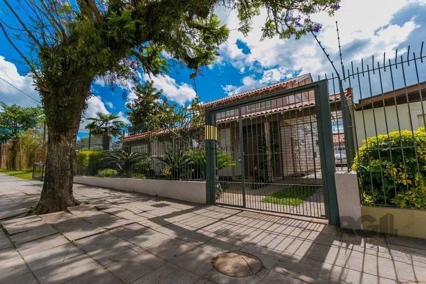 Casa de 380m² - 4 dormitórios, 2 suítes, 4 vagas no bairro Bom Jesus