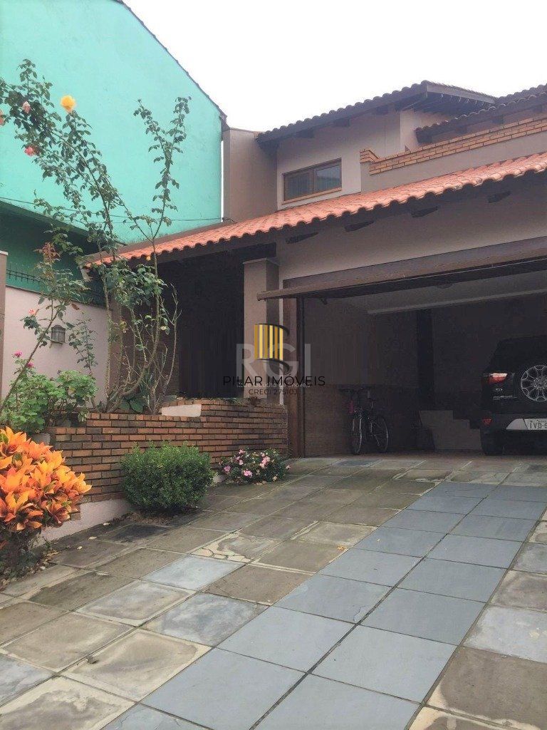 Casa de 270m² - 3 dormitórios, 1 suíte, churrasqueira, pátio e 3 vagas de garagem