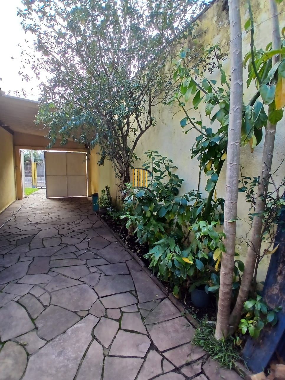 Ampla casa com patio no bairro Rubem Berta .