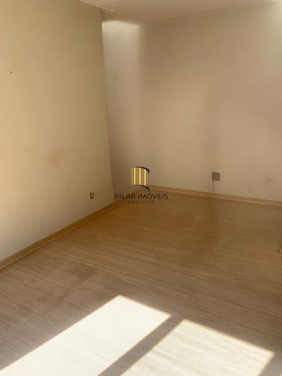 Apartamento de 2 dormitórios á venda no Bairro Passo Da Areia, Porto Alegre.