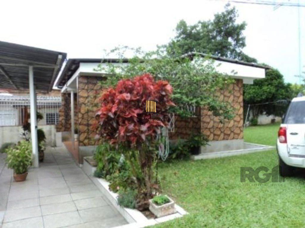 Casa com  terreno 26X44, toda gradeada. Próximas as principais ruas do bairro Glória, podendo ser usado para residência ou comercial.