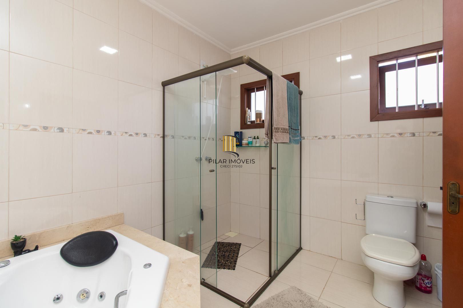 Casa de 03 dormitorios com suite e piscina no bairro Hipica - Porto alegre/Rs