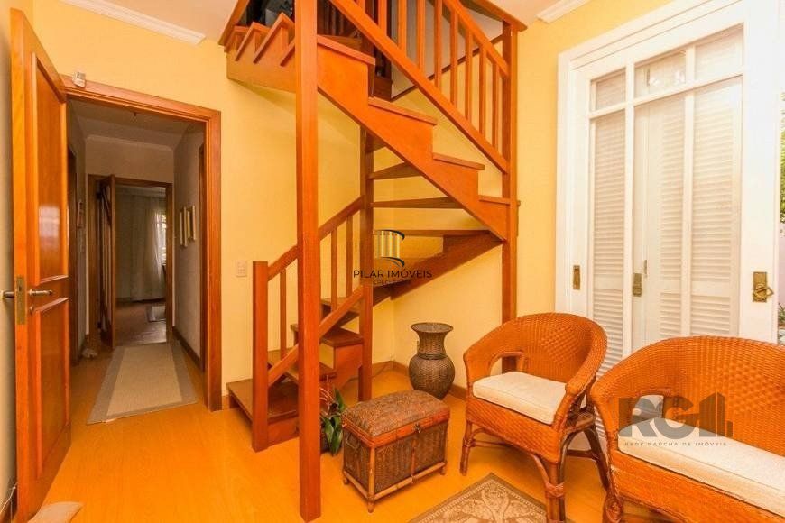 Casa de 380m² - 4 dormitórios, 2 suítes, 4 vagas no bairro Bom Jesus