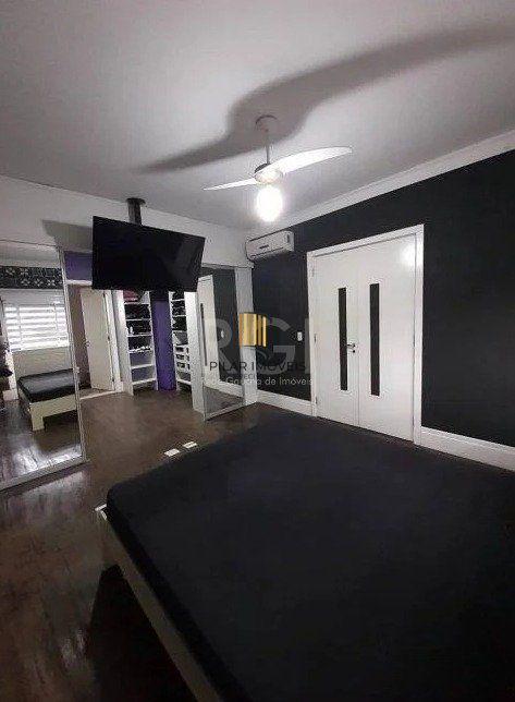 Casa com 233m², 2 dormitórios sendo 1 suíte, living com lareira, espaço gourmet com churrasqueira, pátio e 2 vagas de garagem no bairro Sarandi
