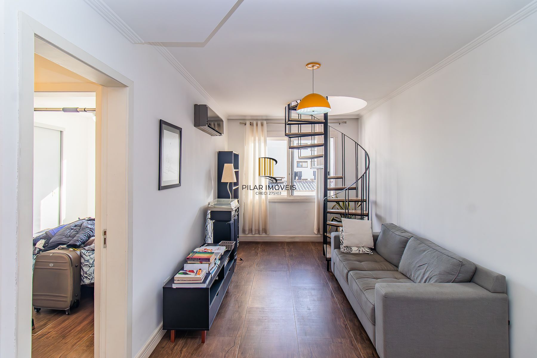 Amplo apartamento duplex com 2 dormitórios e 1 vaga de garagem.