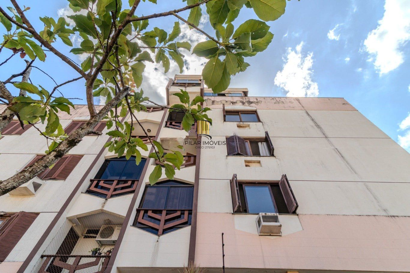 Apartamento de 2 dormitórios à venda em Vila Ipiranga, Porto Alegre.