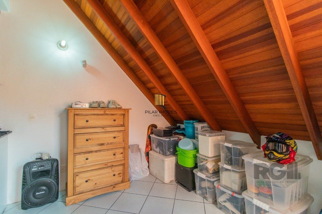 Casa em condoínio com 3 dormitorios, 2 suítes e  duas vagas de garaem no  bairroTeresópolis