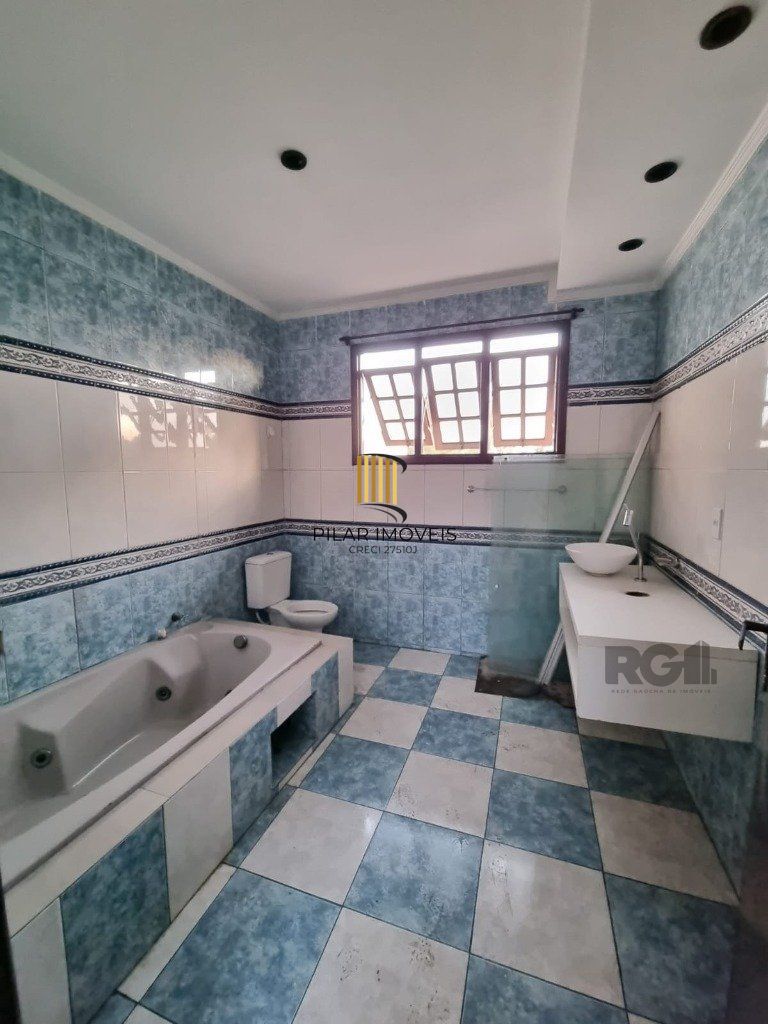 Casa com 3 dormitórios no bairro Sarandi