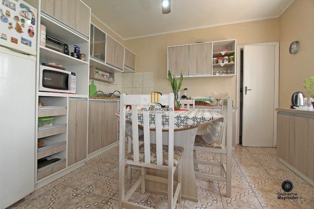 Casa para Venda - 300m², 6 dormitórios, sendo 1 suites, 3 vagas - Menino Deus