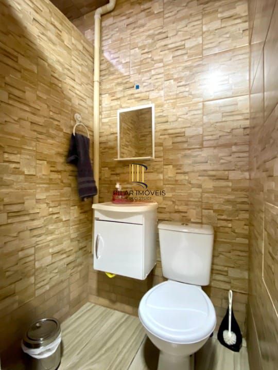 Casa com 03 dormitorios e 4 vagas de garagem proximo a Sport club Sáo jóse - Porto Alegre/RS.