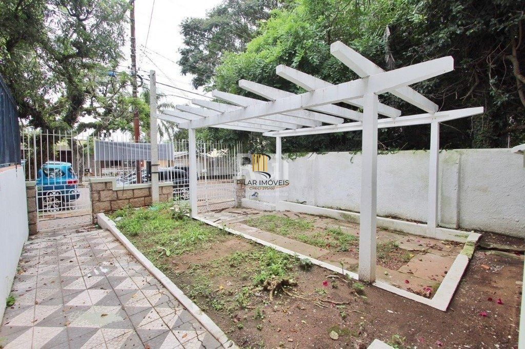 Casa 6 dormitórios no bairro Teresópolis