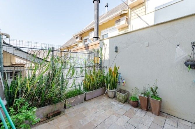 Casa em Condomínio à venda com 4 dormitórios, 248m² e 4 vagas no bairro Teresópolis, em Porto Alegre .