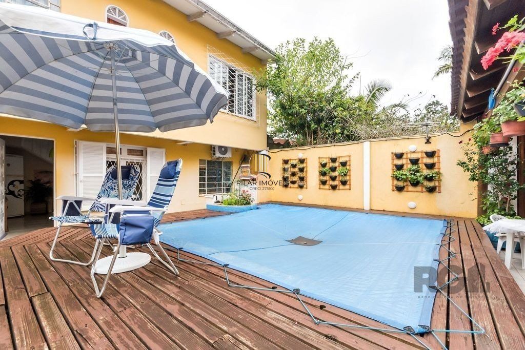 Casa 381m² - 5 dormitórios, 1 suíte, piscina e 6 vagas no bairro São Sebastião