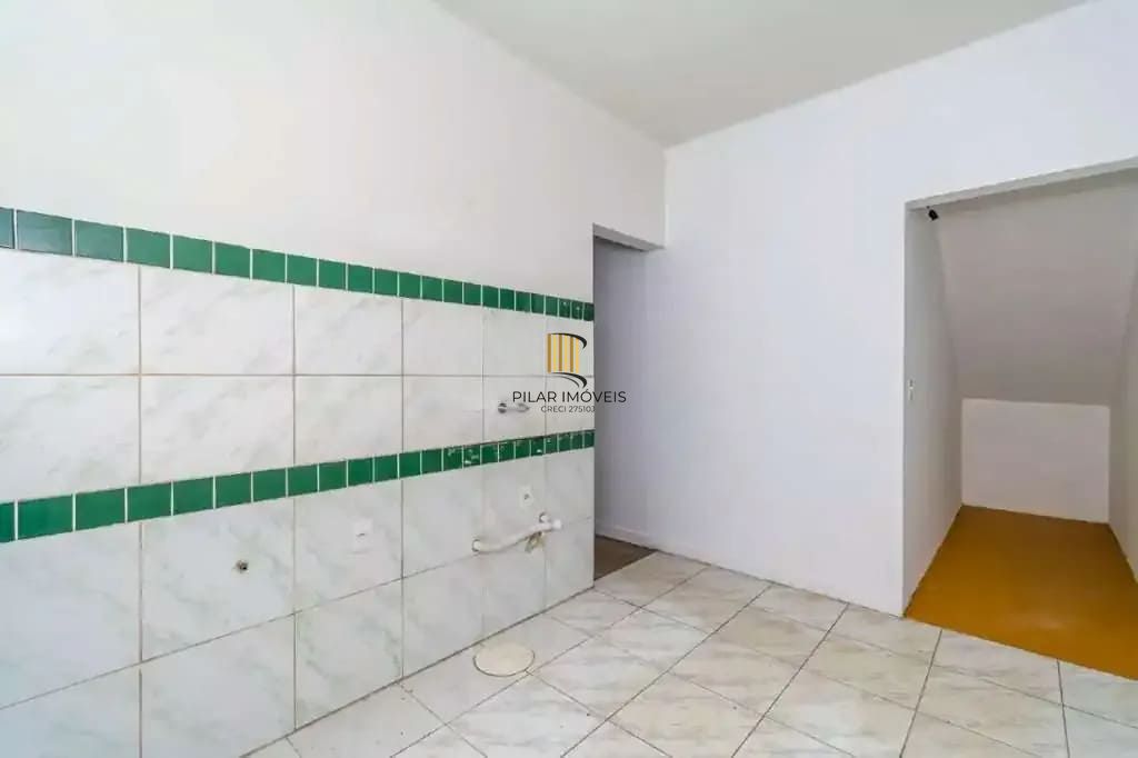 Casa com 2 quartos à venda na Medianeira, Porto Alegre.